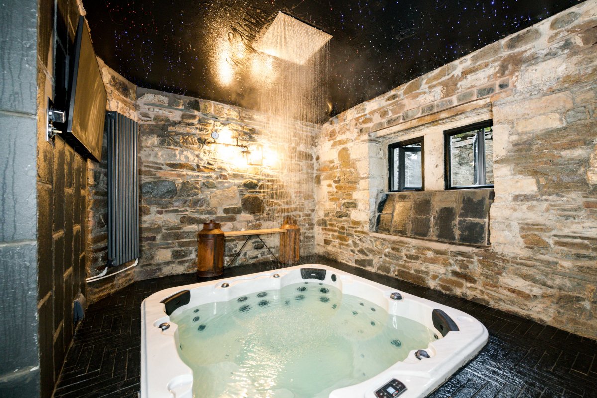 All Saints Manor - 8 seater hot tub and Smart TV in the crypt spa